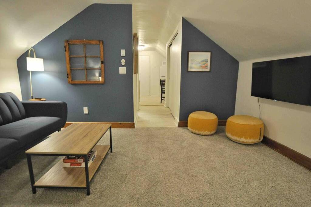 Una sala de estar con un sofá y un televisor de pantalla plana. en The Hyde Park Suite - 2 Beds, en Cincinnati