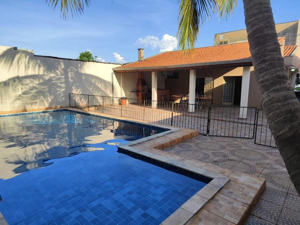 a swimming pool in front of a house at Casa em Ribeirão preto in Ribeirão Preto