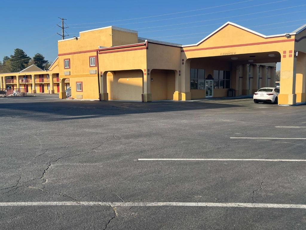 un estacionamiento vacío frente a un motel en Motel 6 Forsyth, GA Tift College, en Forsyth