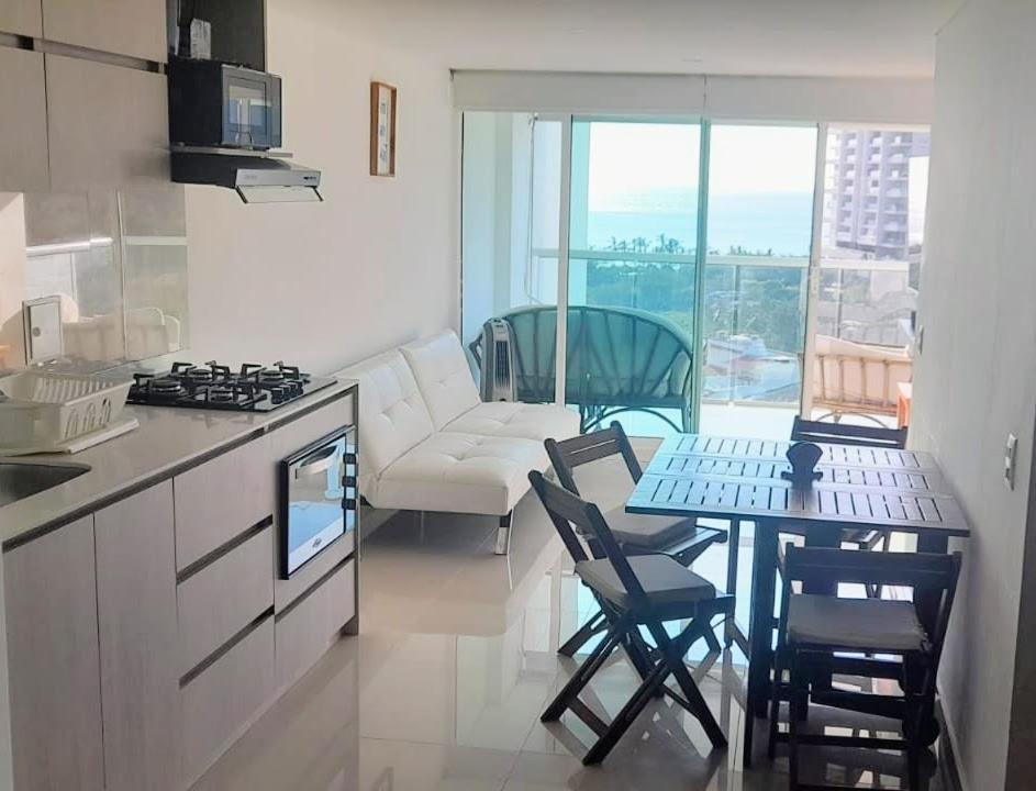 cocina y sala de estar con mesa y sillas en Apartamento con vista al mar en Santa Marta, en Santa Marta