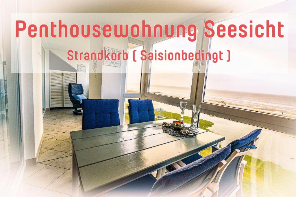 ein Esszimmer mit einem Tisch und blauen Stühlen in der Unterkunft Haus Horizont H513 in Cuxhaven