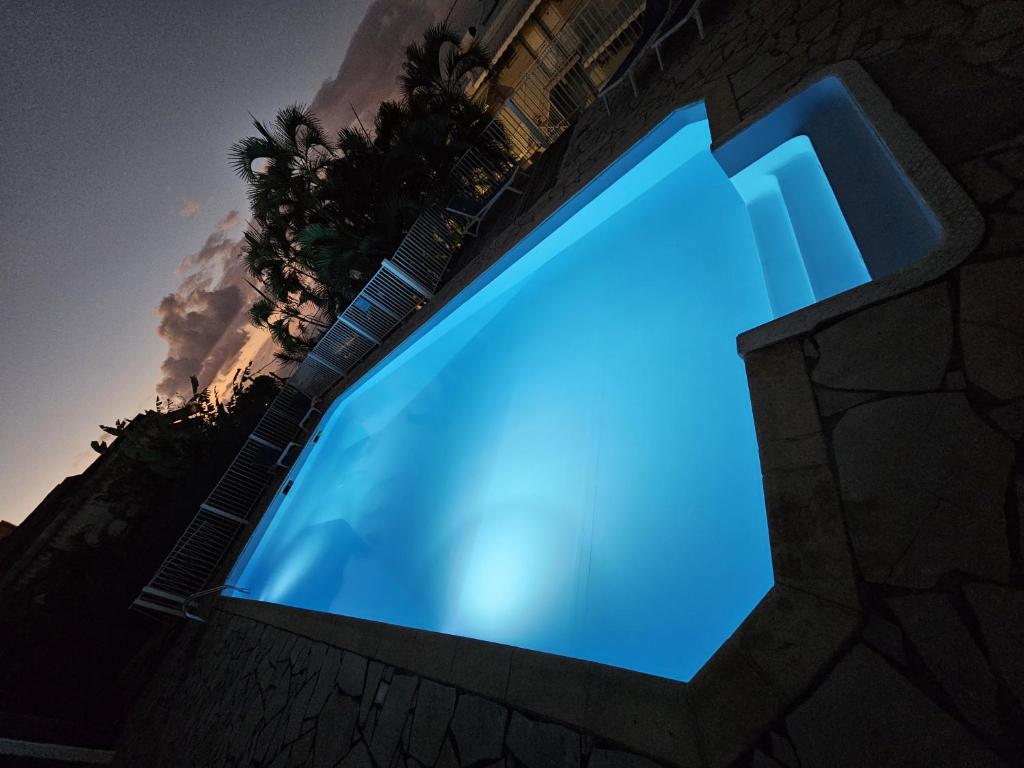 Bassein majutusasutuses Sweet Crépuscule - Studio avec Vue Mer Imprenable & Piscine või selle lähedal