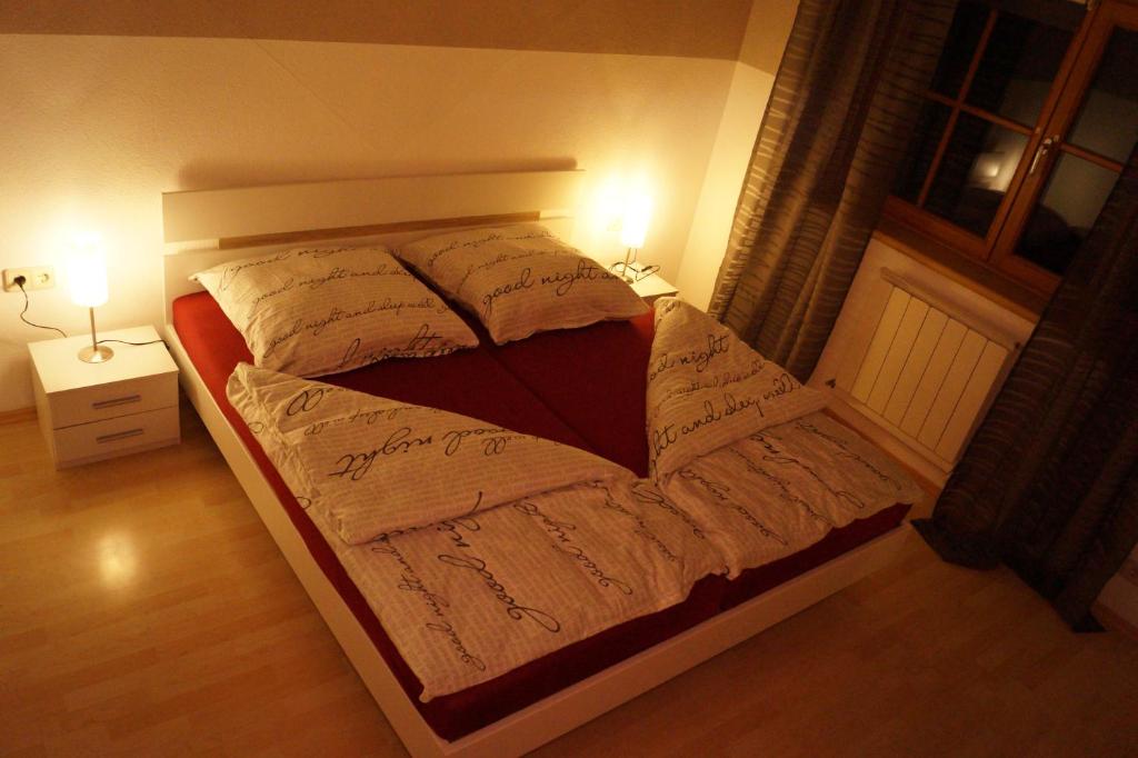 
Ein Bett oder Betten in einem Zimmer der Unterkunft LechHeimAt
