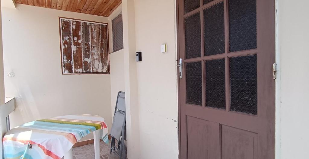 Postel nebo postele na pokoji v ubytování F2 familial - Vue imprenable sur la baie du Marin