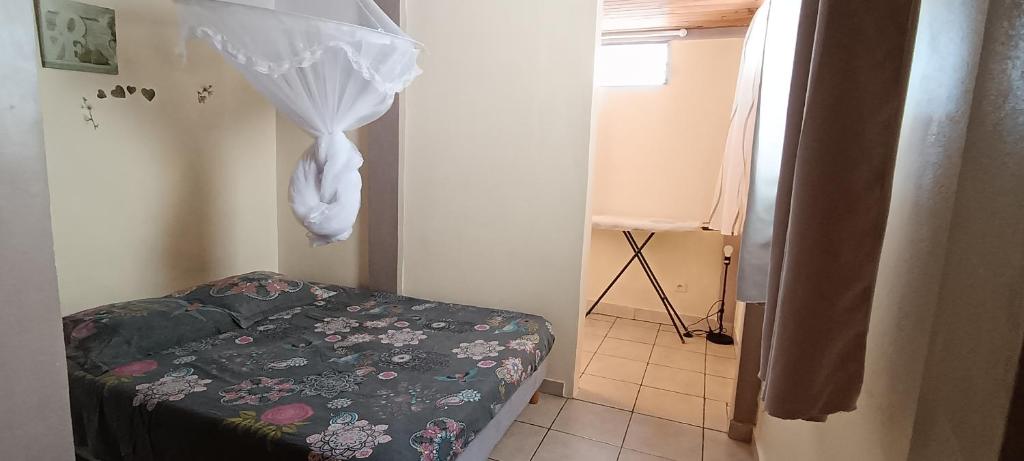 Postel nebo postele na pokoji v ubytování F2 familial - Vue imprenable sur la baie du Marin