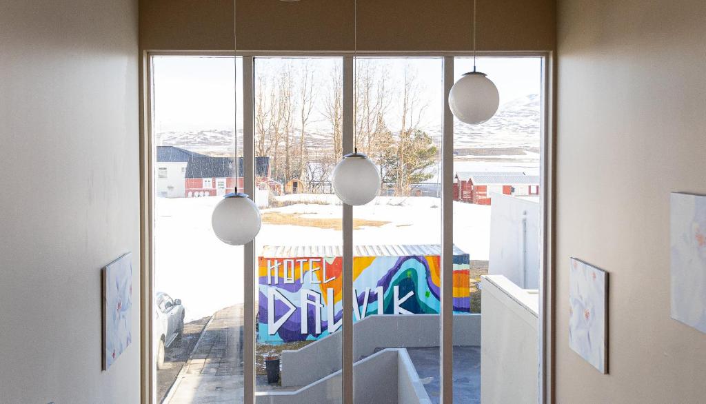 een kamer met een groot raam met uitzicht op de sneeuw bij Hótel Dalvík in Dalvík