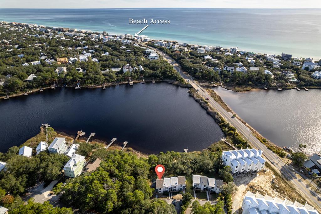 Paddler's Paradise- Lake Front with dock, 2 bikes, Sleeps 4! - Housity