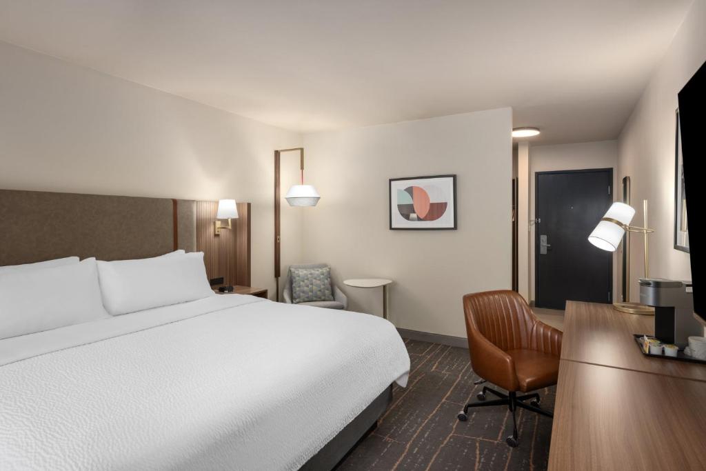 Holiday Inn Ontario by IHG - King Room Met Roll In Douche - Hoorbaar / Rookvrij