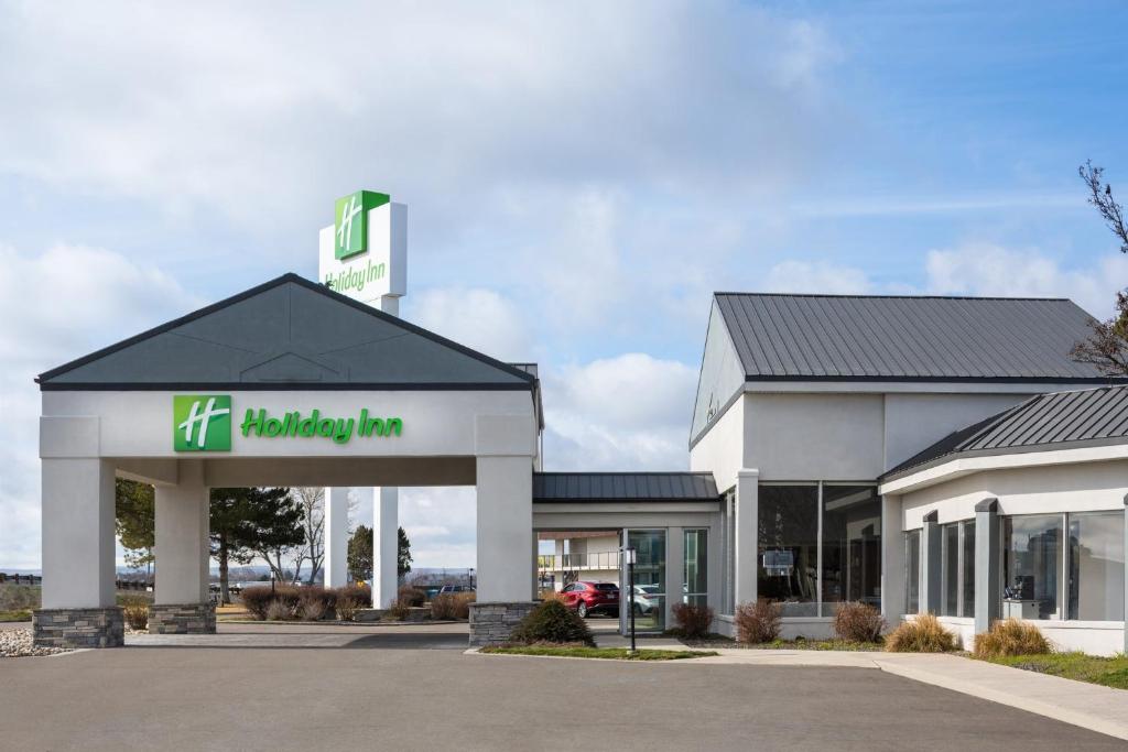 une station-service avec un panneau en haut dans l'établissement Holiday Inn Ontario, an IHG Hotel, à Ontario