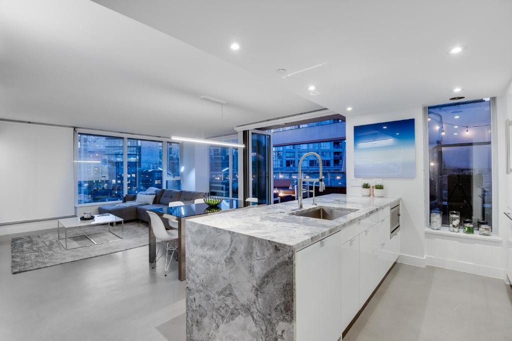 Image showcasing One-of-a-Kind Luxury 3 Bed Penthouse w/ huge Private Patio, Hot tub ...