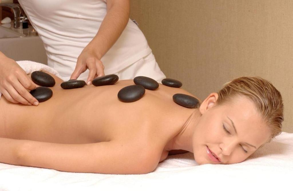 een vrouw die een massage krijgt van een therapeut bij Ambassador Hotel & Spa- All Inclusive in Kemer