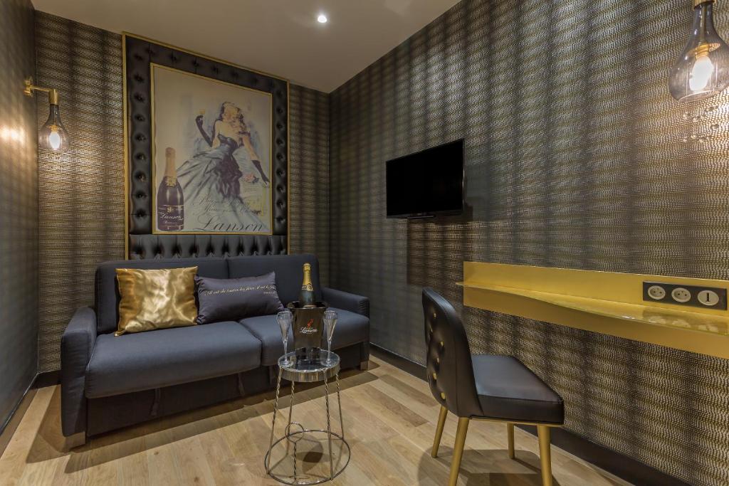 Télévision ou salle de divertissement dans l'établissement Hotel Les Bulles De Paris