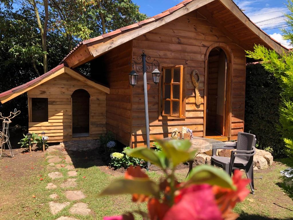 een kleine blokhut met een tafel ervoor bij Cabañas Villa Isabel in Cajicá