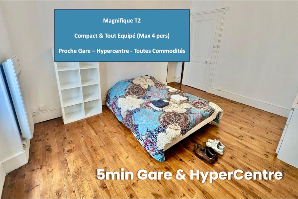 グルノーブルにある*Très beau T2 en plein Hypercentreのベッド1台が備わるウッドフロアの客室です。