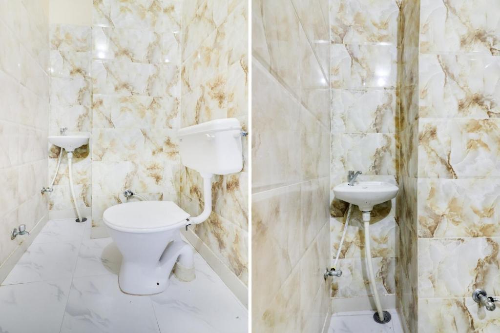 ein Bad mit einem WC und einem Waschbecken in der Unterkunft Flagship 72863 New Satkar Hotel in Itimādpur