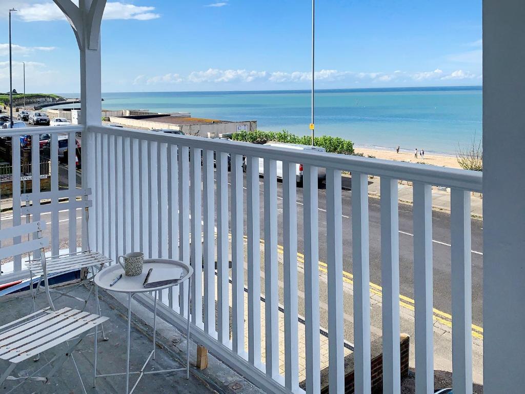 d'un balcon avec une table et une vue sur la plage. dans l'établissement Beach View House, à Margate
