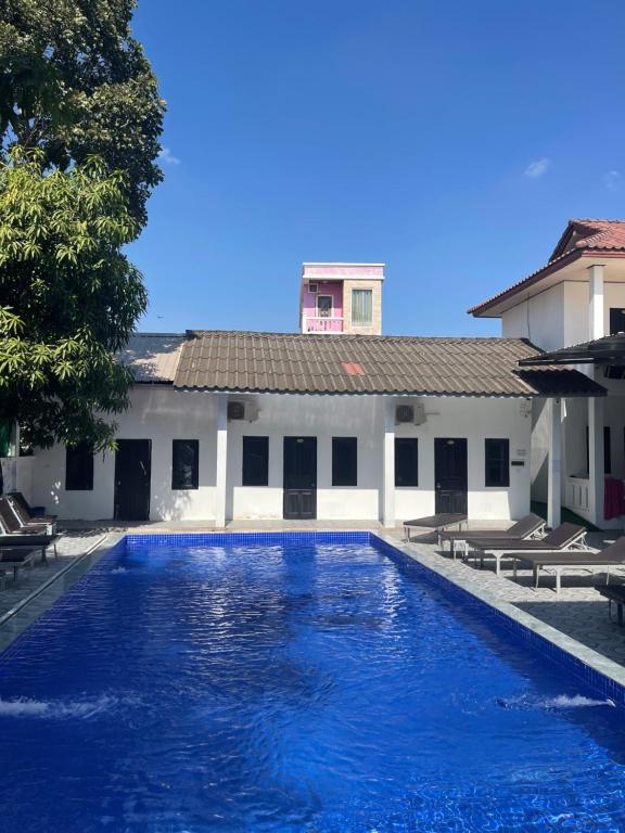 een zwembad voor een gebouw bij Top One Backpacker Hostel in Vientiane