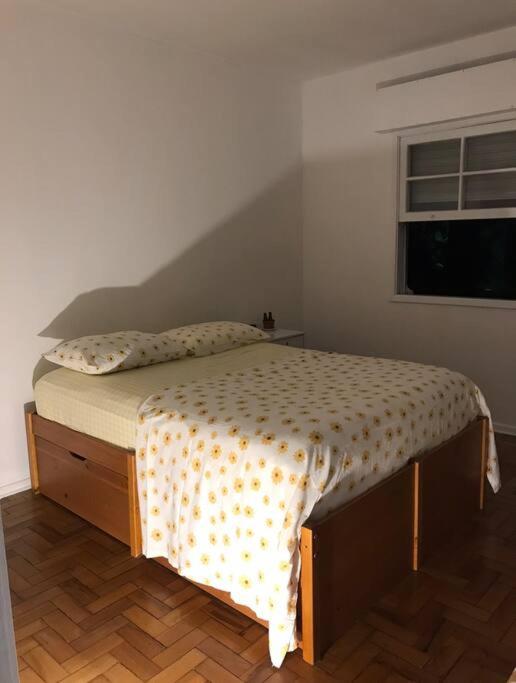 Ein Bett oder Betten in einem Zimmer der Unterkunft Quarto, em apartamento retrô na Vila Mariana
