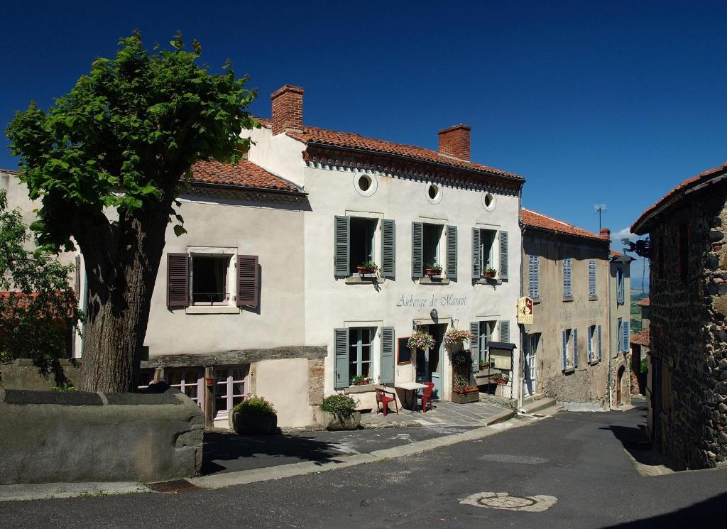 a white building on the side of a street at Auberge De Margot in Usson