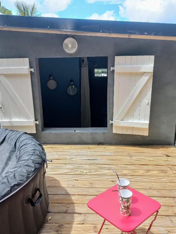 Balkón nebo terasa v ubytování Tropi Kay' Location - Bungalow avec jacuzzi