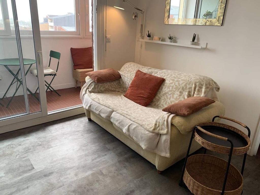 Photo de la galerie de l'établissement Appartement cosy à Cabourg avec vélos, balcon et parking privé pour 4 pers - FR-1-465-107, à Cabourg