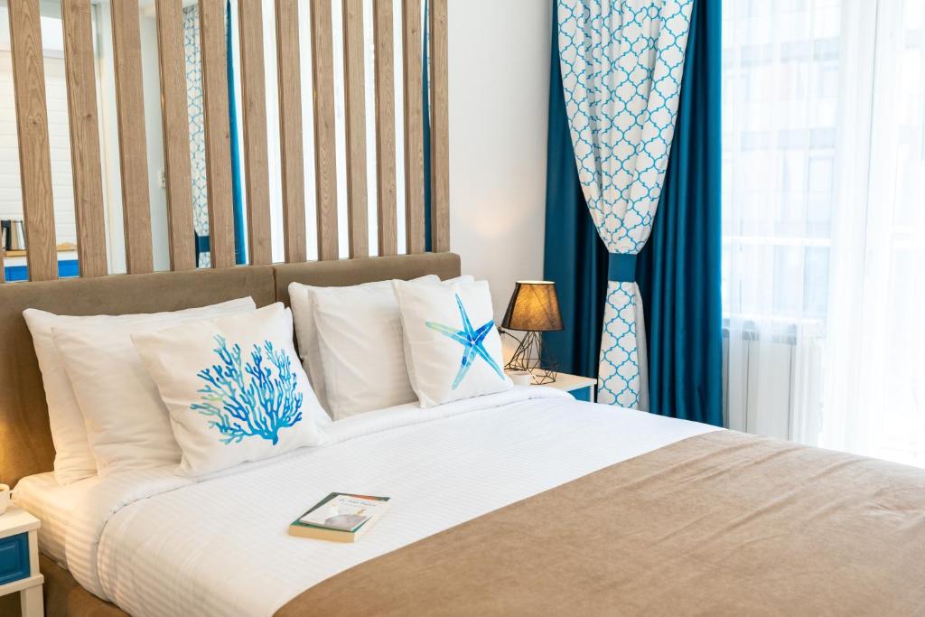 Postel nebo postele na pokoji v ubytování Seagull Beachfront Boutique Hotel