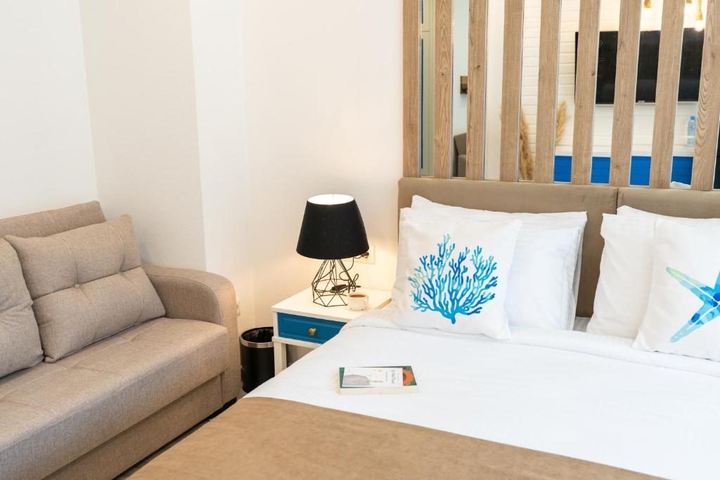 Postel nebo postele na pokoji v ubytování Seagull Beachfront Boutique Hotel