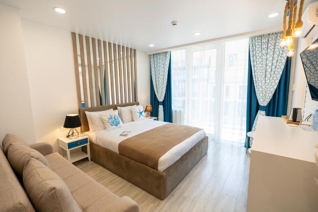 Postel nebo postele na pokoji v ubytování Seagull Beachfront Boutique Hotel