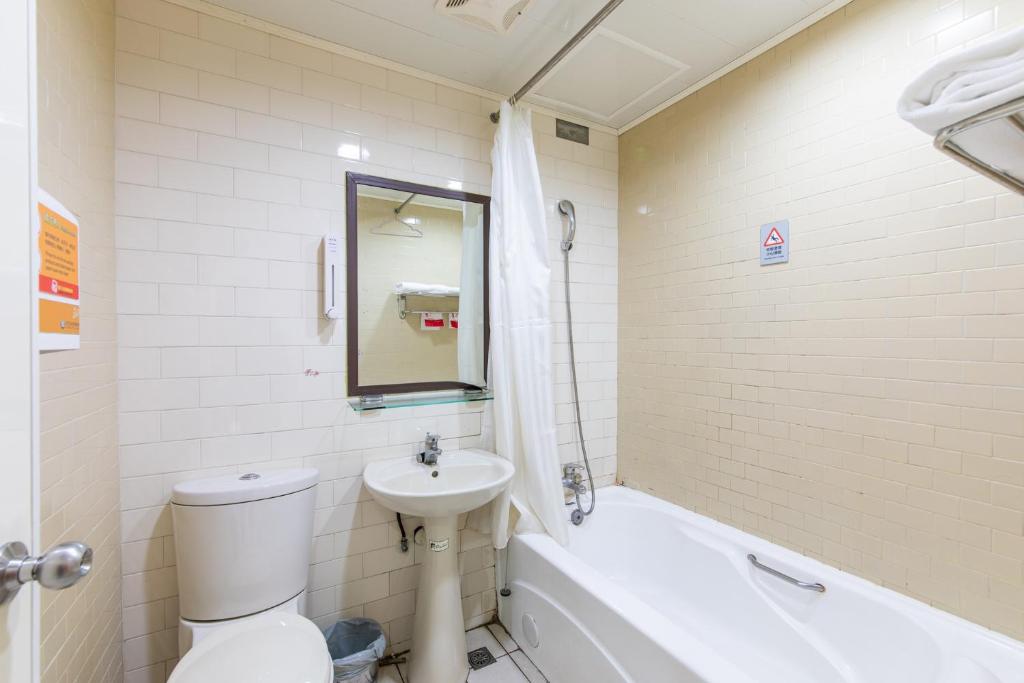 a bathroom with a sink and a toilet and a tub at 柜富賓王旅店-台北館 Giant Rich King Plaza Hotel in Taipei