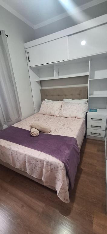 Een bed of bedden in een kamer bij Apartamento limeira