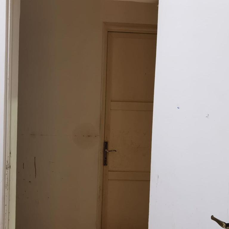 um quarto vazio com uma porta num quarto em Shared room, Roommate غرفه للمشاركه em Unayzah