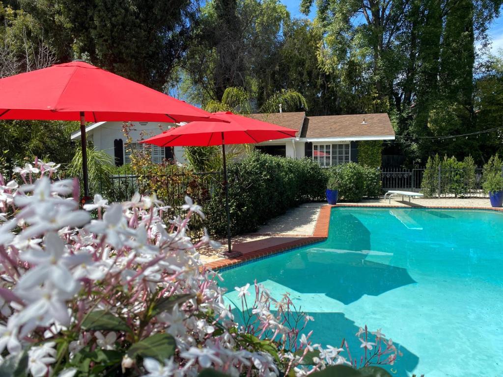 Guest house with private entry and large pool, Los Angeles (updated