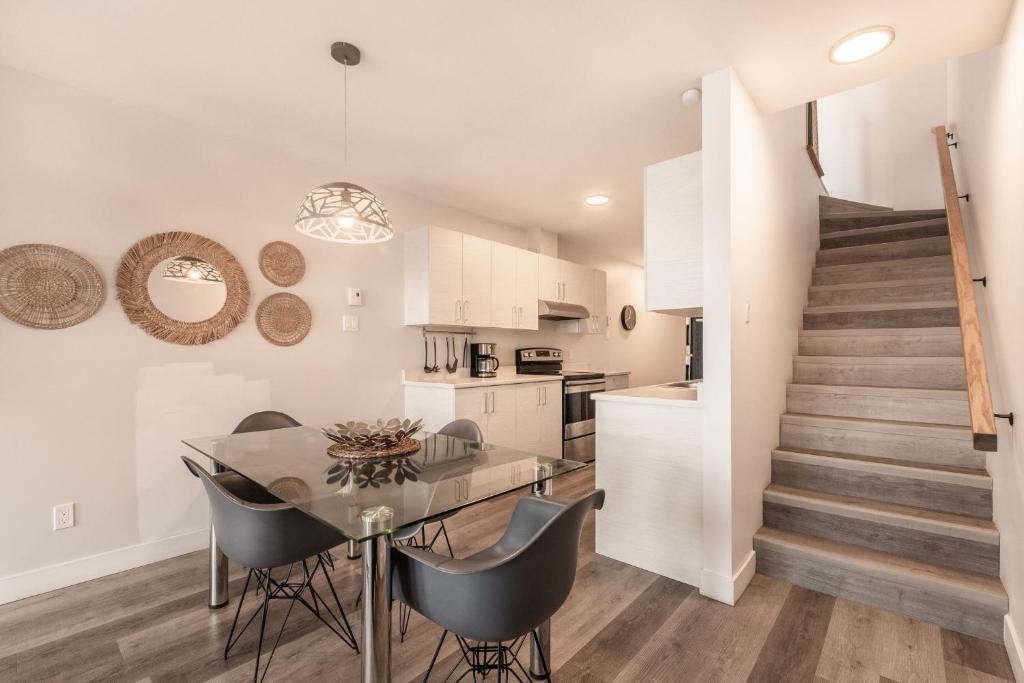 een keuken en eetkamer met een tafel en stoelen bij Big 2 bedroom apartment on 2 floors - 1907 in Montreal