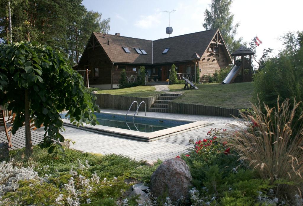 ein Haus mit Pool im Hof in der Unterkunft Kapteinis&Grants in Engure