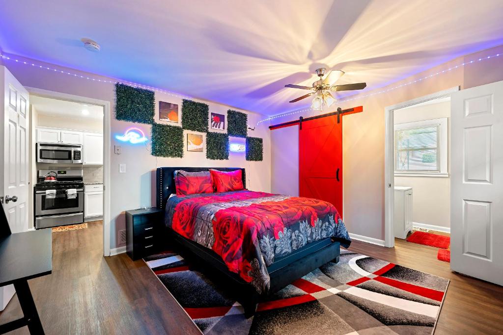 een slaapkamer met een rood bed en een plafond bij Chill Pad Deluxe by MARTA/Downtown/Midtown/Hartsfield Jackson Airport in Atlanta