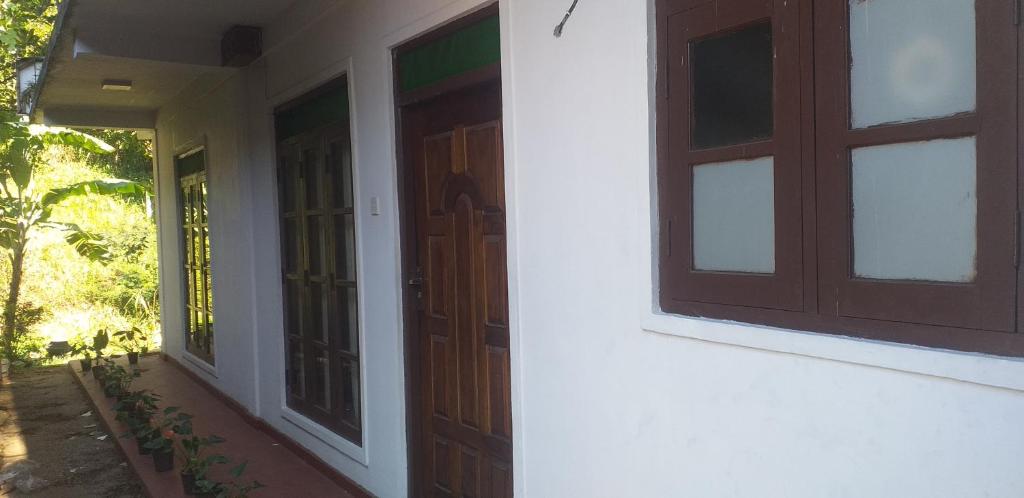 dos puertas en el lateral de una casa en Vijaya home, en Hatton