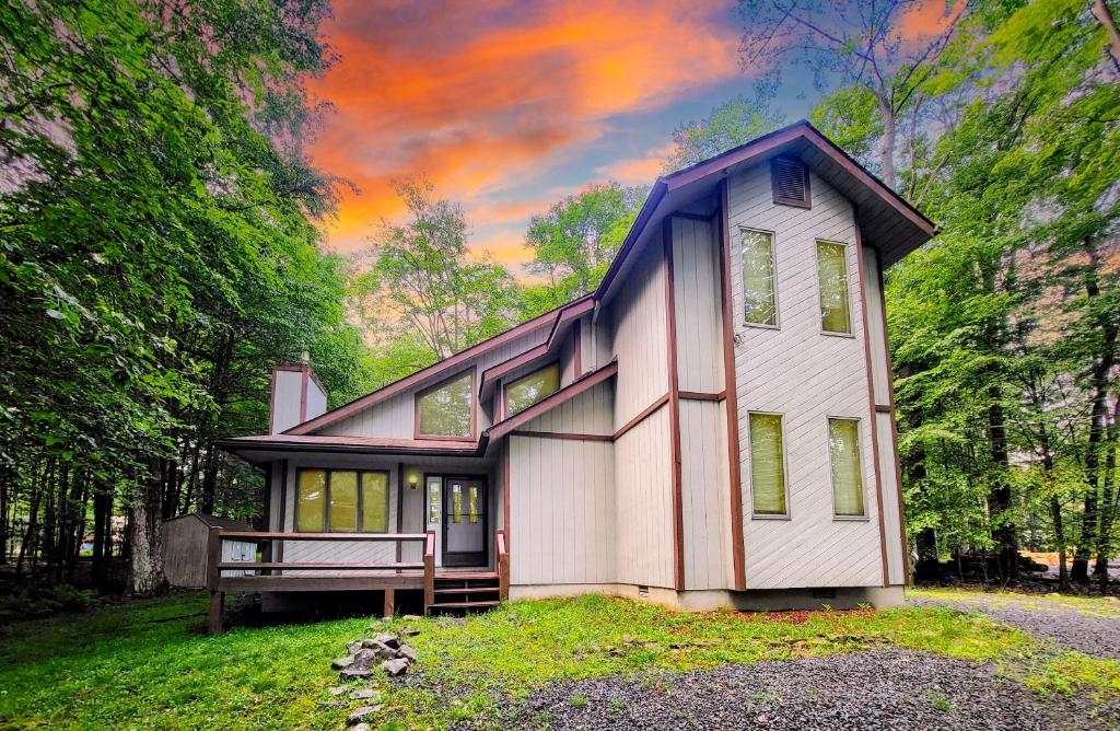 Mountain Memories by AvantStay Hot Tub Enclosed Deck Large Yard w Fire