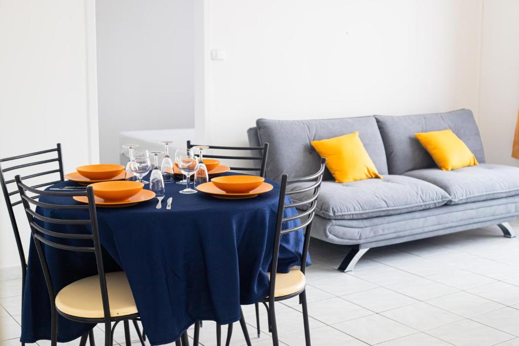 una mesa con un paño de mesa azul y un sofá en Caravelle, en Saint-Denis