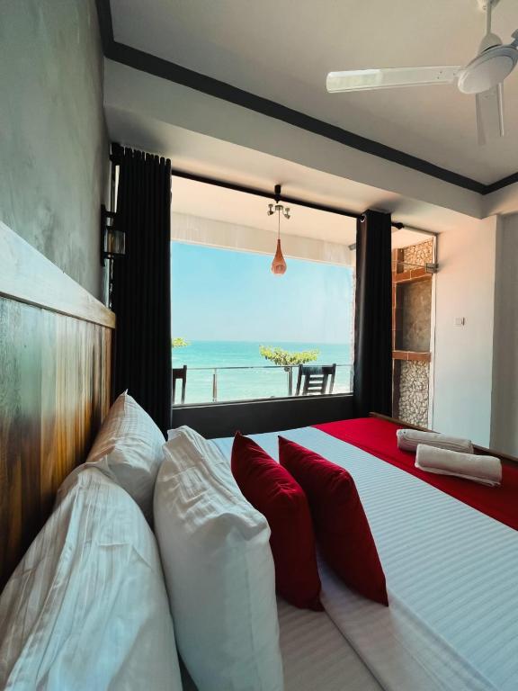 Postel nebo postele na pokoji v ubytování Coral Beach Hotel