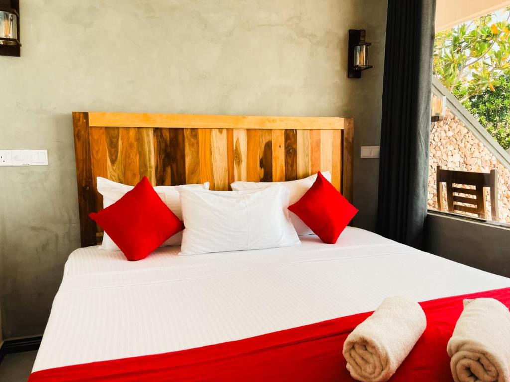 Postel nebo postele na pokoji v ubytování Coral Beach Hotel