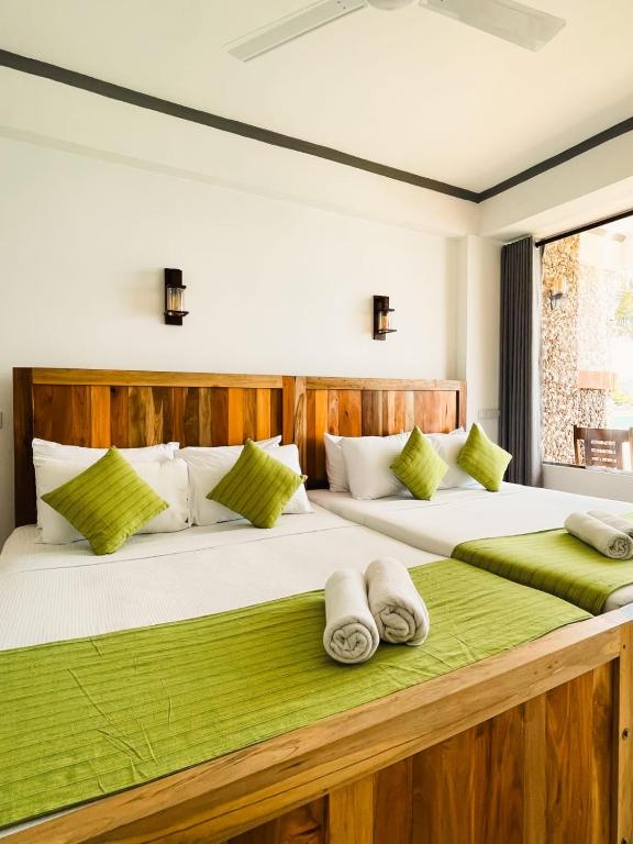 Postel nebo postele na pokoji v ubytování Coral Beach Hotel