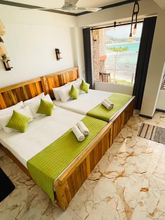 Postel nebo postele na pokoji v ubytování Coral Beach Hotel