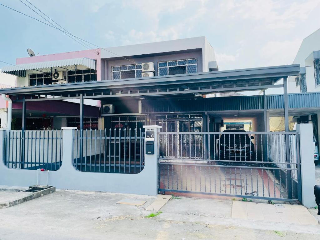 una casa con un cancello davanti di Peach Villa @ Putatan a Kota Kinabalu