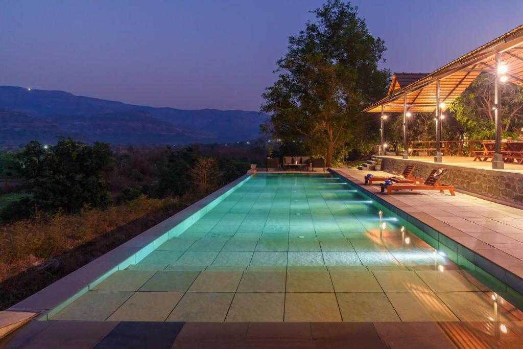 Bazén v ubytování StayVista's Basalt - with Mountain Views, Infinity Pool, Vintage Interiors, and Games Room nebo v jeho okolí