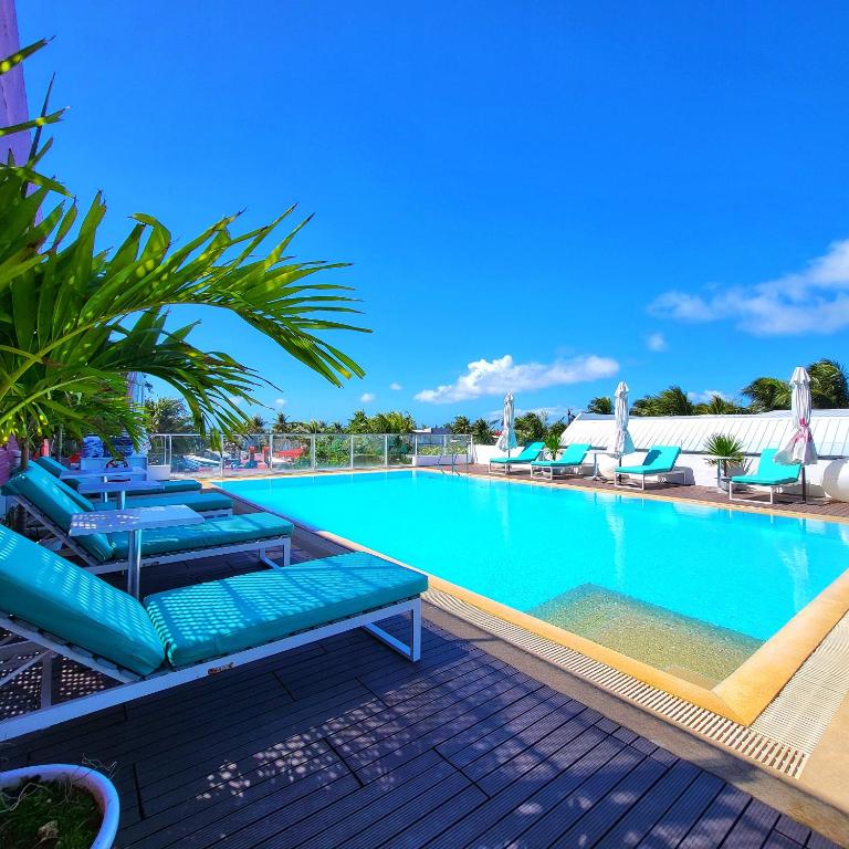 Bazén v ubytování The Tides Hotel Boracay nebo v jeho okolí