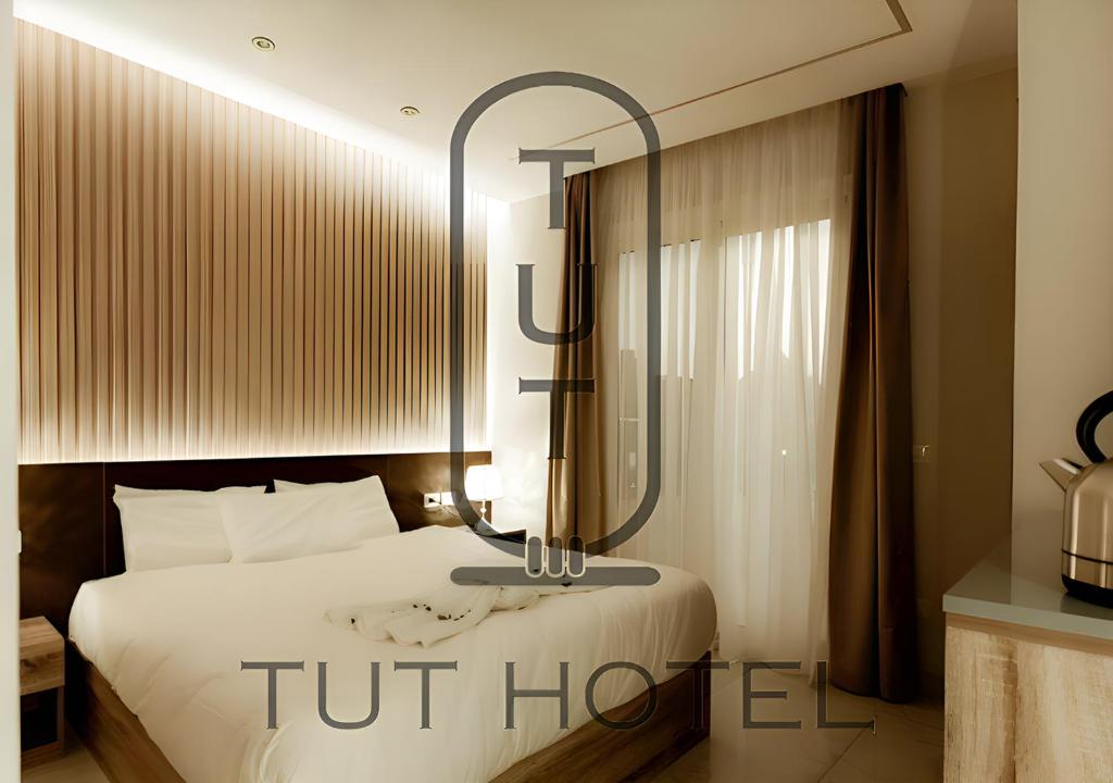 een hotelkamer met een bed met een ronde spiegel bij TUT Hotel Downtown in Caïro