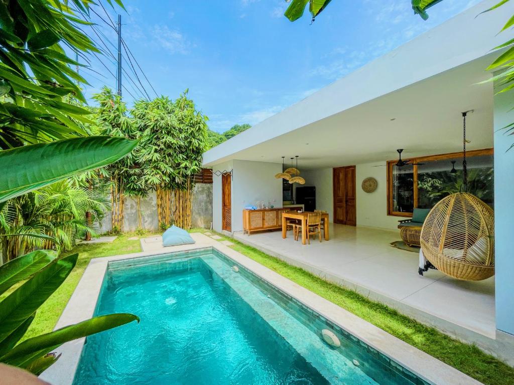 una imagen de una piscina en una villa en Marlaca Villas Lombok - Margalida, en Kuta Lombok
