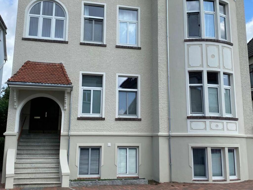 un bâtiment avec un escalier en face de celui-ci dans l'établissement Vacation in Oldenburg, à Oldenbourg