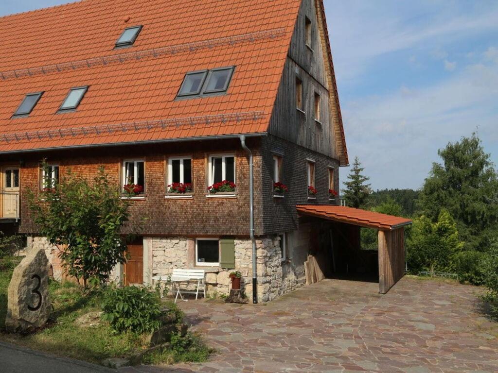 un gran edificio de ladrillo con techo naranja en In the middle of nowhere, en Fürnsal