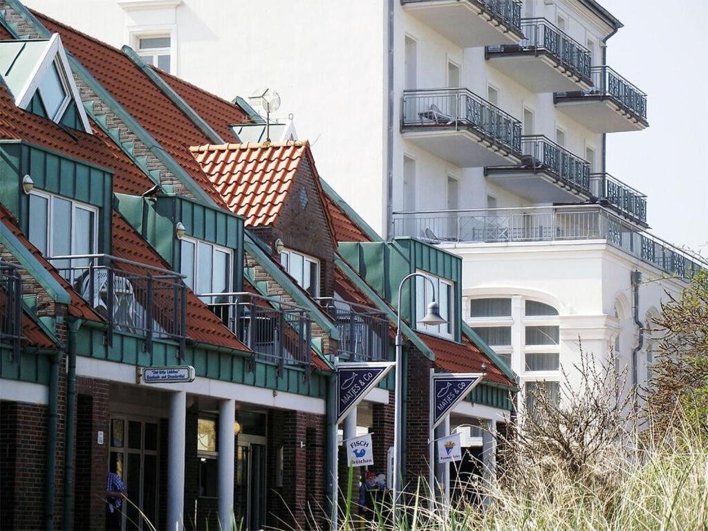 ユイストにあるStrandstraße Peper Comfortable holiday residenceの赤屋根と白屋根の家並み